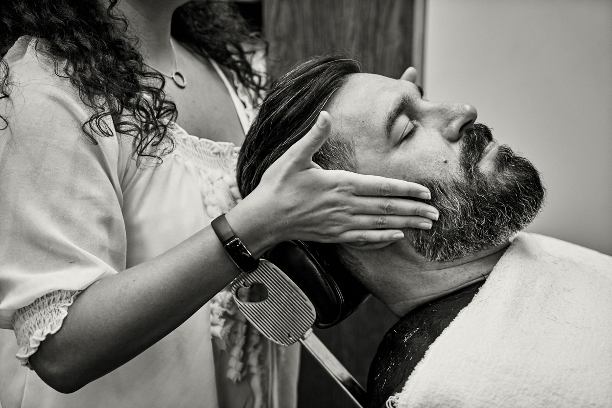 barbershop in New York providing a beard trim